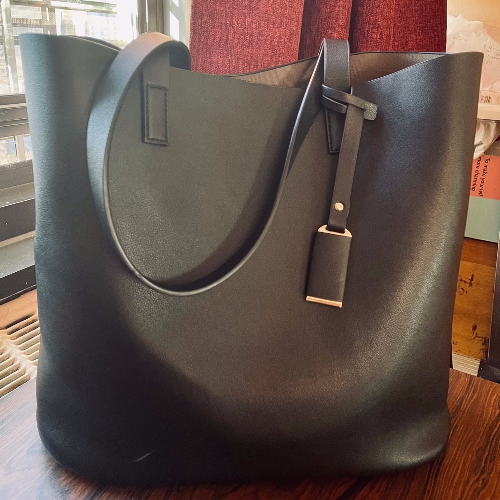 Medium Tote Bag - Black (Vegan Leather)